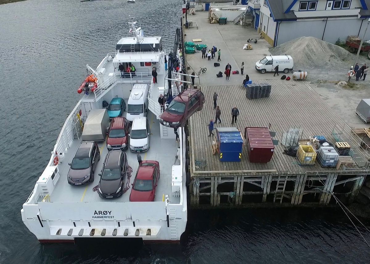 Med de nye kostnadsnøklene, får fylkeskommunene mindre penger til nødvendige båtruter, som den MåsøyXpressen betjener. I 2016 fraktet den over 2.000 biler, 16.800 fastboende og turister og mye næringsstykkgods til øyene i Vest-Finnmark. Foto: Allan Klo