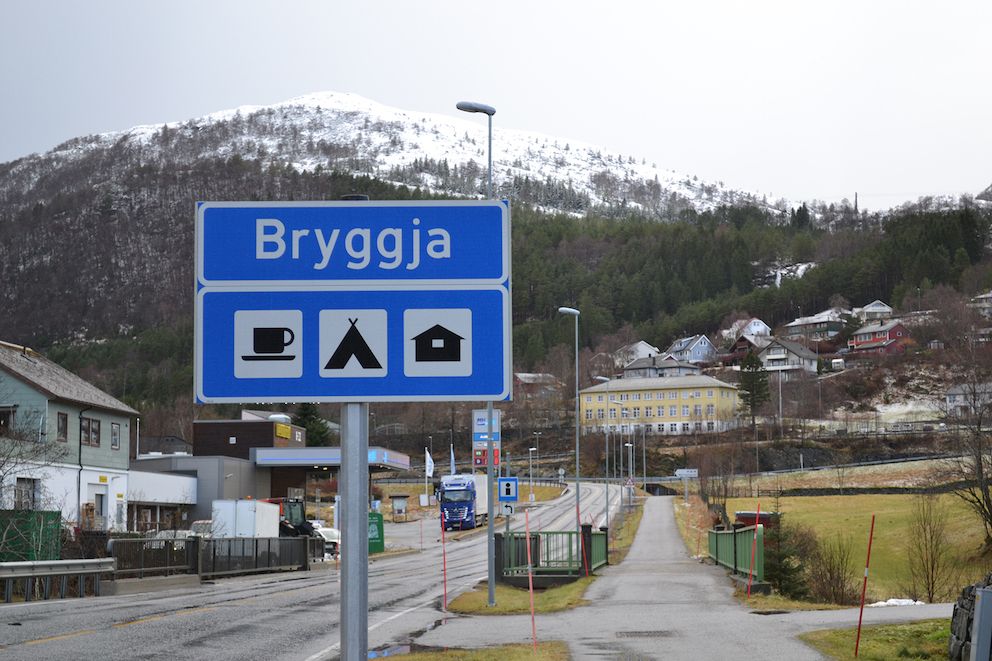 Bygda Bryggja i Vågsøy ønsker å bytte kommune etter at barneskulen, midt på bildet, vart vedtatt nedlagt. Kommunestyret har avvist ønsket. Foto: Per Ole Lefdalsnes