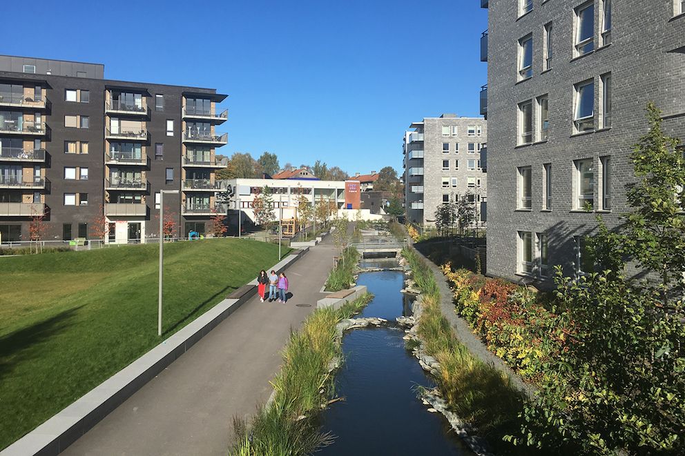 Oslo er best på klimatilpasning, viser ny undersøkelse. Her fra Hovinbekken som kommunen har åpnet og hvor det er laget vannspeil for å ta unna overvann.