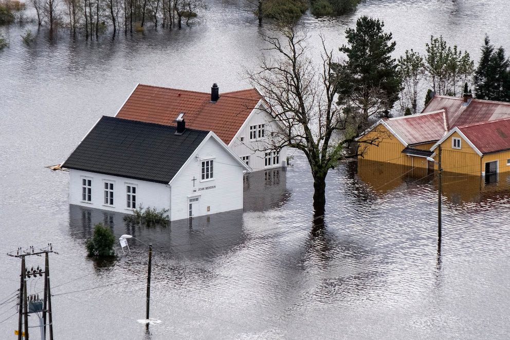 – Å oppgradere Norge for et våtere klima er et nasjonalt fellesansvar, skriver Bjarne Haugland. Bildet er fra flommen på Sørlandet i begynnelsen av oktober. Foto: Tor Erik Schrøder, NTB scanpix