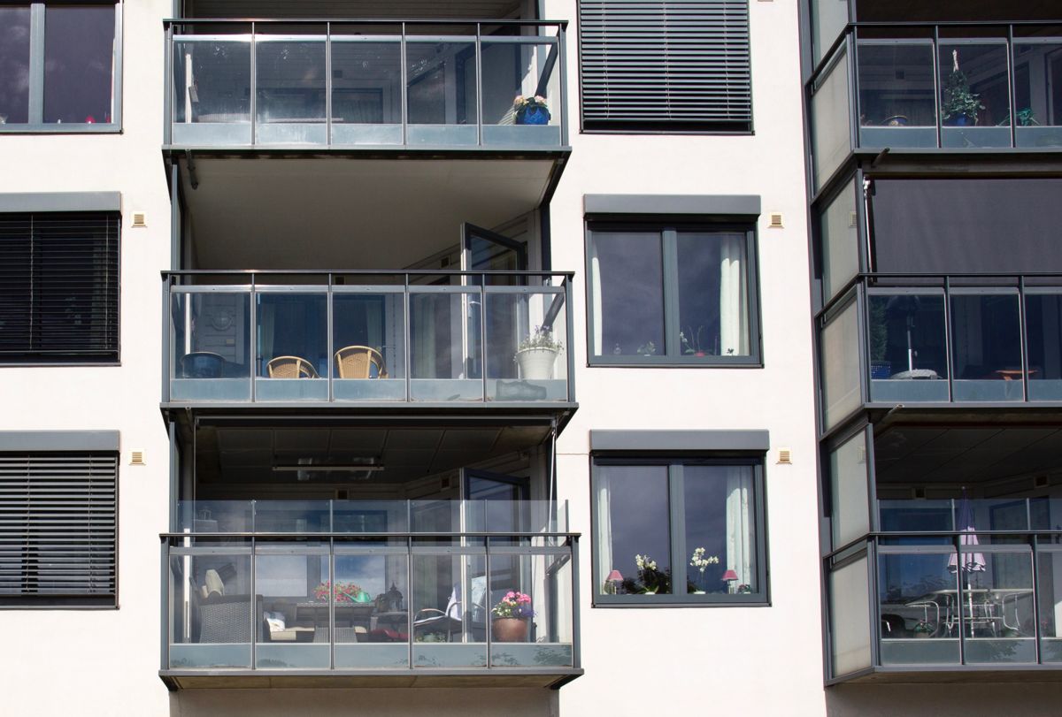 Byggesaksgebyret for en boligblokk i tre etasjer med 15 leiligheter varierer fra 70.000 til 290.000 kroner, påpeker Jan Bergan. Illustrasjonsfoto: Espen Bratlie, Samfoto