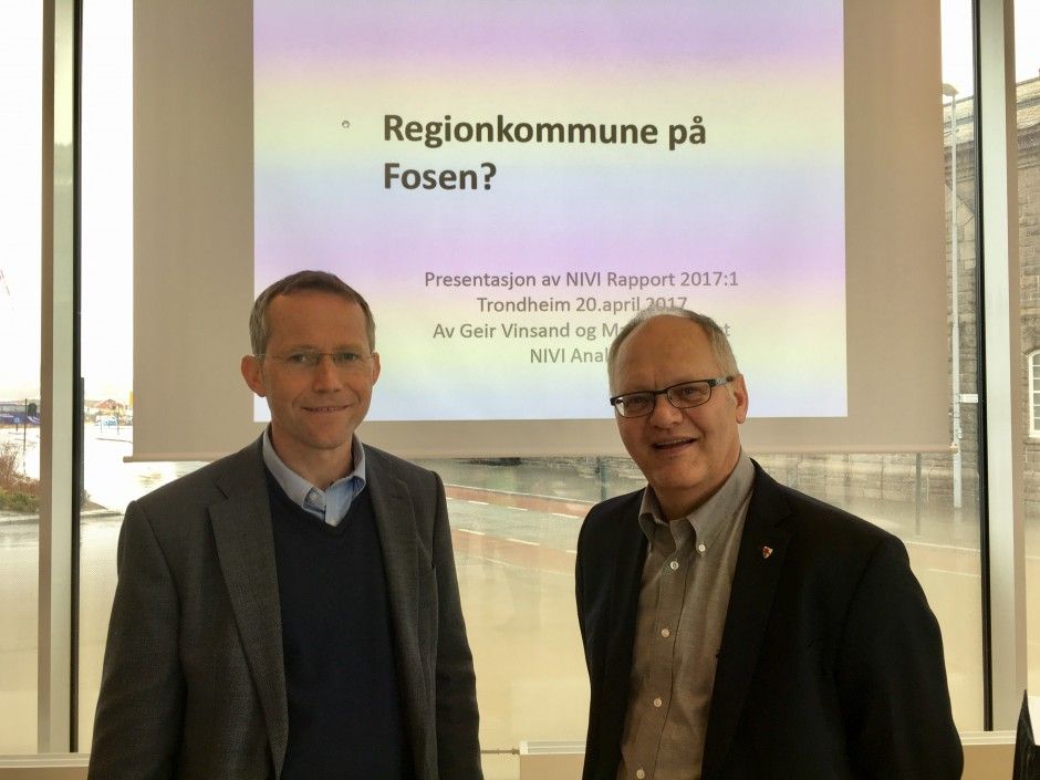 Et servicesenter i alle de gamle kommunene, er forslaget til Magne Langset (t.v) og Geir Vinsand i NIVI Analyse for en ny storkommune på Fosen. Foto: Tone Holmquist