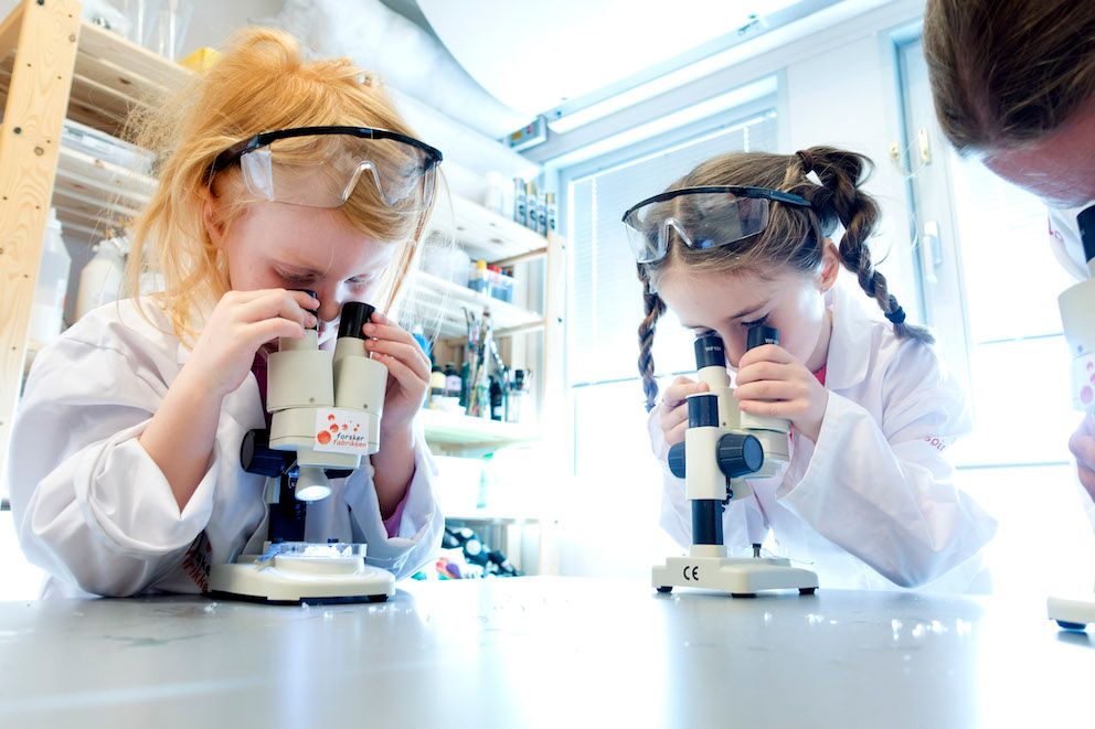 Ingen tar forskerrollen mer naturlig enn små barn, skriver debattantene. Illustrasjonsfoto: Gorm Kallestad, NTB scanpix