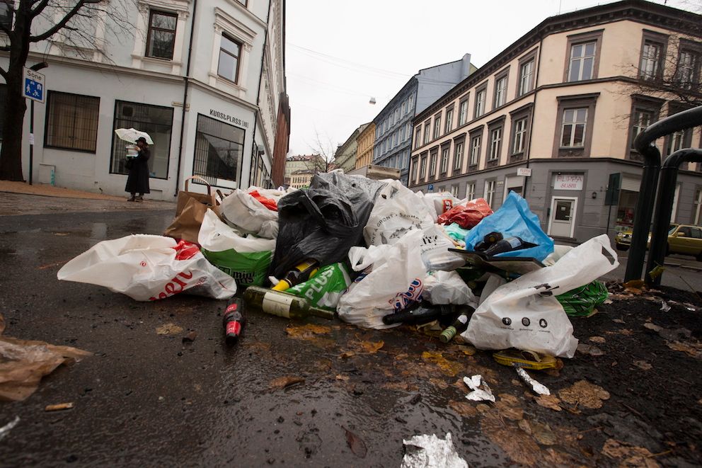 Når søppelet flyter i gatene på sjuende uken, er det ikke en helt fjern tanke med en politisk debatt om grunnlaget for å heve kontrakten med renovasjonsselskapet, skriver Vegard Venli. Foto: Terje Bendiksby, NTB scanpix