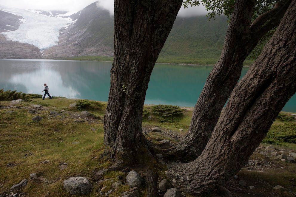 Friluftsliv og naturopplevelse er et av folkehelsearbeidets viktigste områder, skriver Ingelin Noresjø, og anbefaler flere å bruke nasjonalparkene. Bildet er fra Svartisen nasjonalpark i Nordland. Foto: Pål Hermansen, NTB scanpix