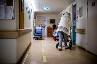 Sterke pårørende og god økonomi i kommunen kan være avgjørende for om du får en langtidsplass på sykehjem, viser forskning.