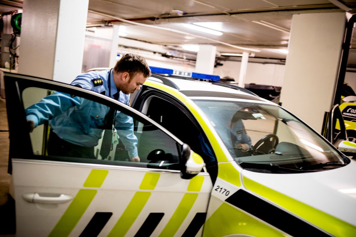 Skillet mellom små og store steder har økt med politireformen, viser ny rapport. Her er Espen Thunestvedt og Simen Thomassen på vei inn i en patruljebil i Ski ved en tidligere anledning.