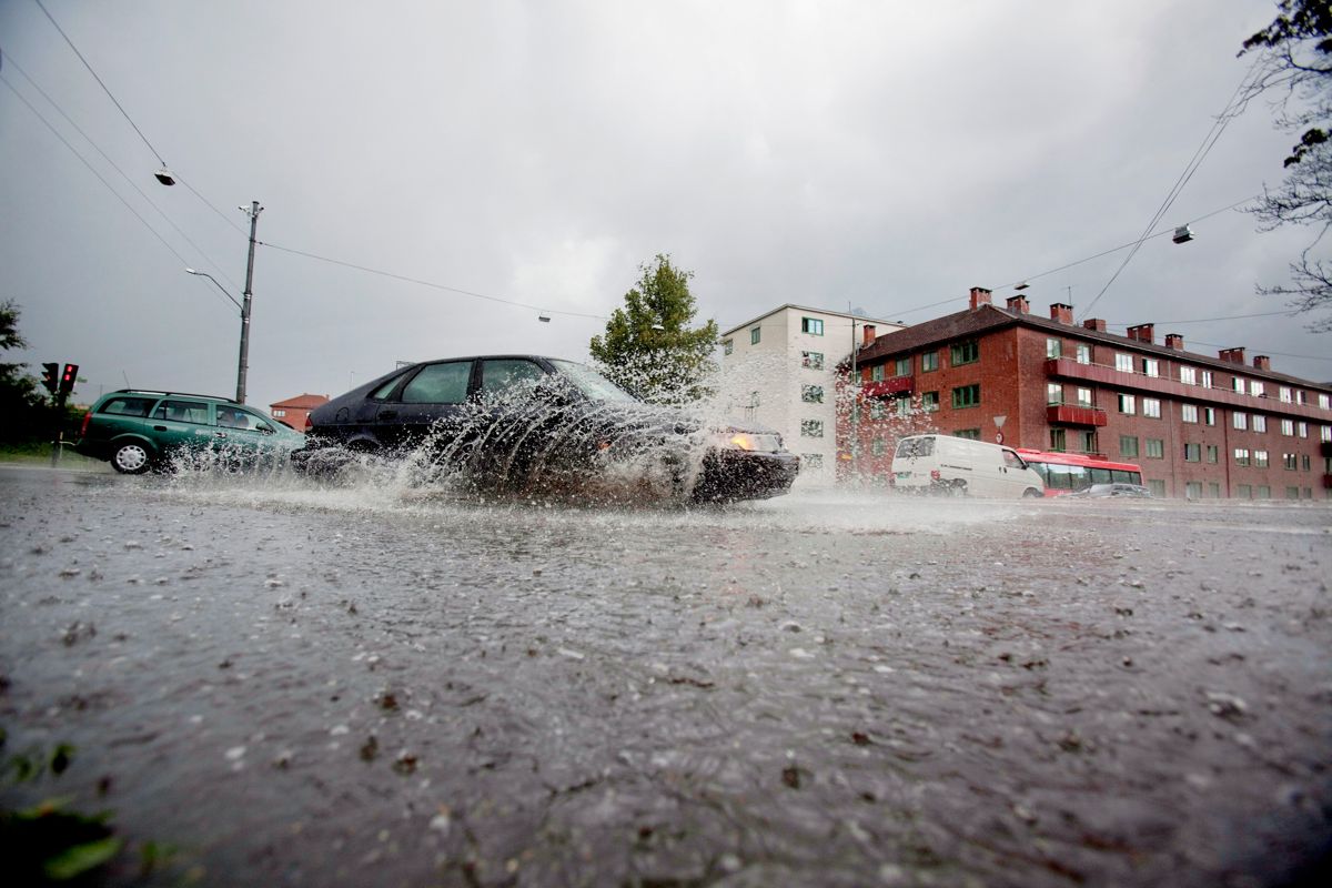 Lovendringer skal gjøre det enklere for kommunene å få gjennomført effektive tiltak som reduserer faren for oversvømmelser og vannskader. Bildet er tatt etter et kraftig regnskyll i Oslo i 2010. Foto: Stian Lysberg Solum / SCANPIX .