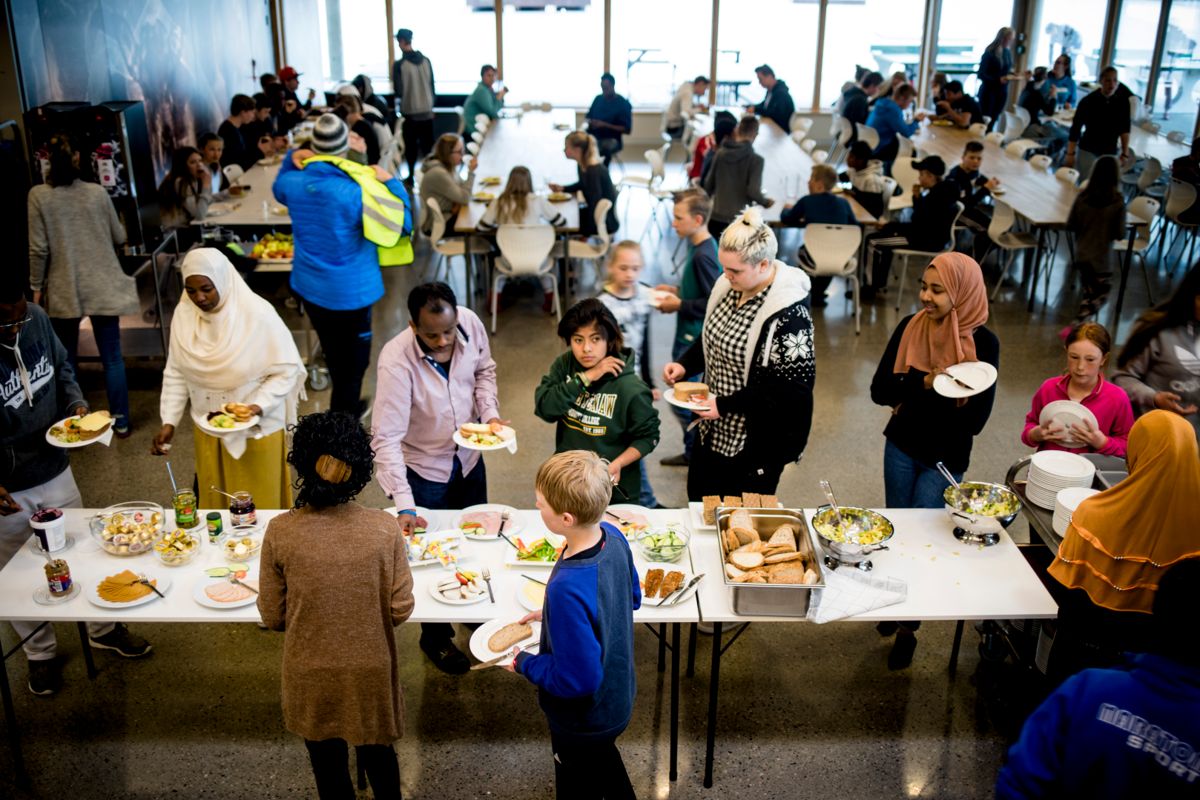 55 prosent er for gratis skolemat, viser Kommunal Rapports undersøkelse. Her fra Vinje kommune hvor elevene har fått nyte godt av gratis skolemat siden 2008.