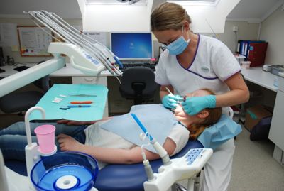 Regjeringen foreslår å utvide aldersgrensen for hvem som skal betale lav engendandel i tannhelsetjenesten.