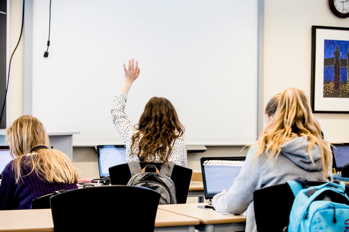 Norsk kommunalteknisk forening mener at kommunestyrene må bli mer bevisst sitt ansvar for å bevilge nok midler til skikkelig vedlikehold av skolene. Dårlig inneklima for lærere og elever kan bli resultatet av manglende vedlikehold.