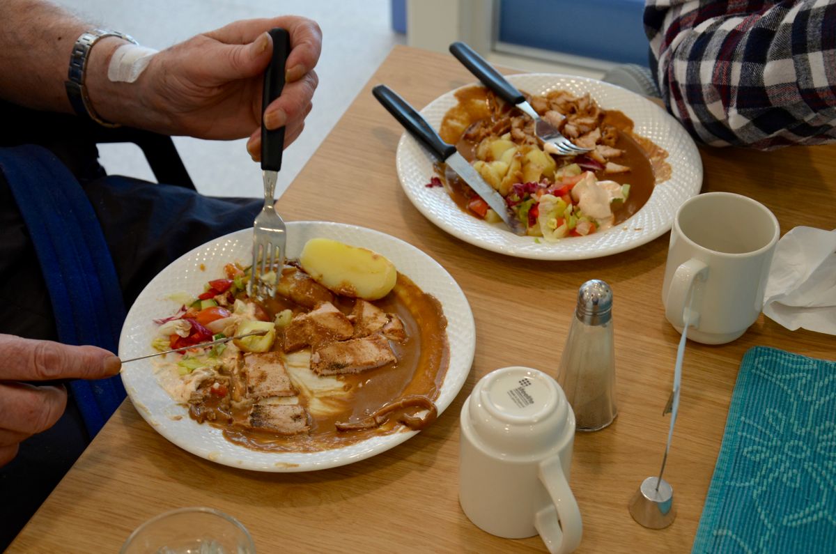 Matserveringen er en viktig del av tilbudet til beboere på sykehjem. Her får beboere ved Sundheim bo- og treningssenter i Nord-Fron servert kalkun. poteter, saus og salat til middag.