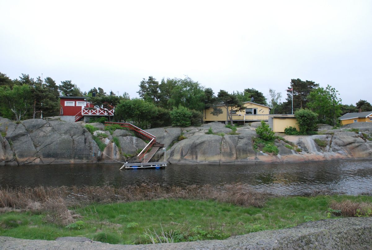 Med 4.326 hytter er Hvaler en av landets største hyttekommuner, rett ved Fredrikstad. Hvaler gjorde sju vedtak i søknader om dispensasjoner fra byggeforbudet langs saltvann i fjor, og innvilget alle som dispensasjon. Hyttene på bildet er kun brukt som en illustrasjon.