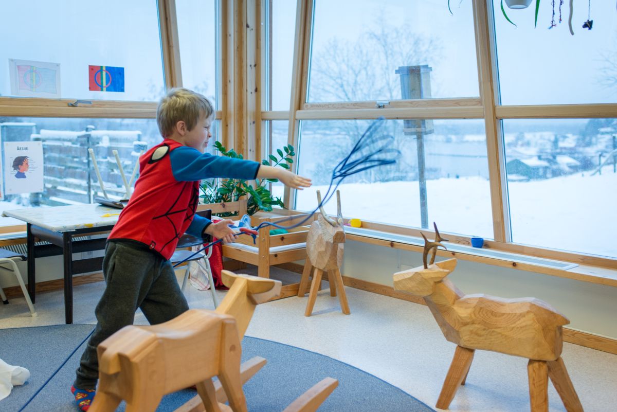 Suaja maanagïerte er en sørsamisk barnehage for samiske barn mellom 1–5 år. Den drives av Snåsa kommune som er vertskommune for sørsamiske institusjoner. I barnehagen er språk og kulturopplæringen viktig. Bilde er fra 2017.