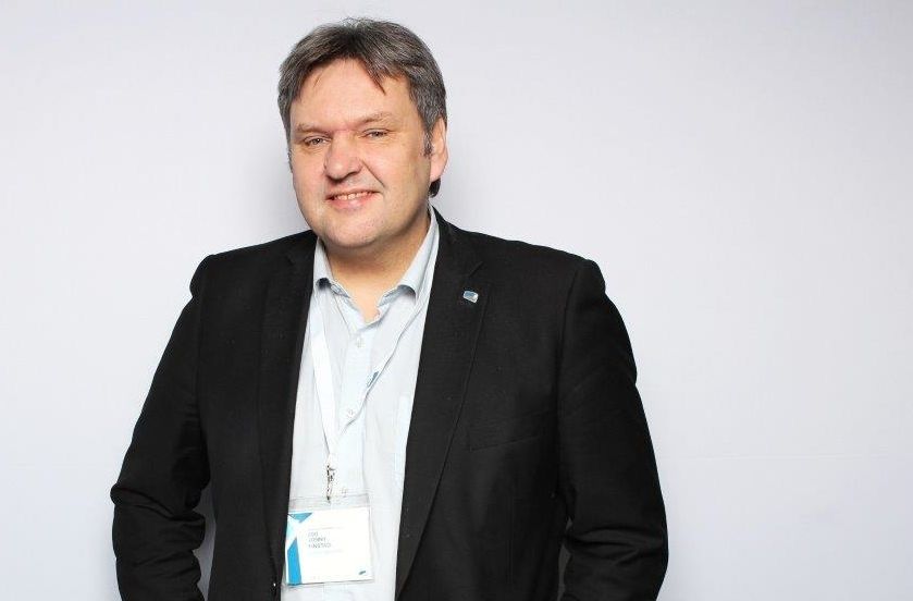 Jonny Finstad har tidligere vært ordfører i Vestvågøy, fylkesleder i Nordland Høyre og sittet én periode på Stortinget. Han er faglært glassmester, og har drevet egen næringsvirksomhet.