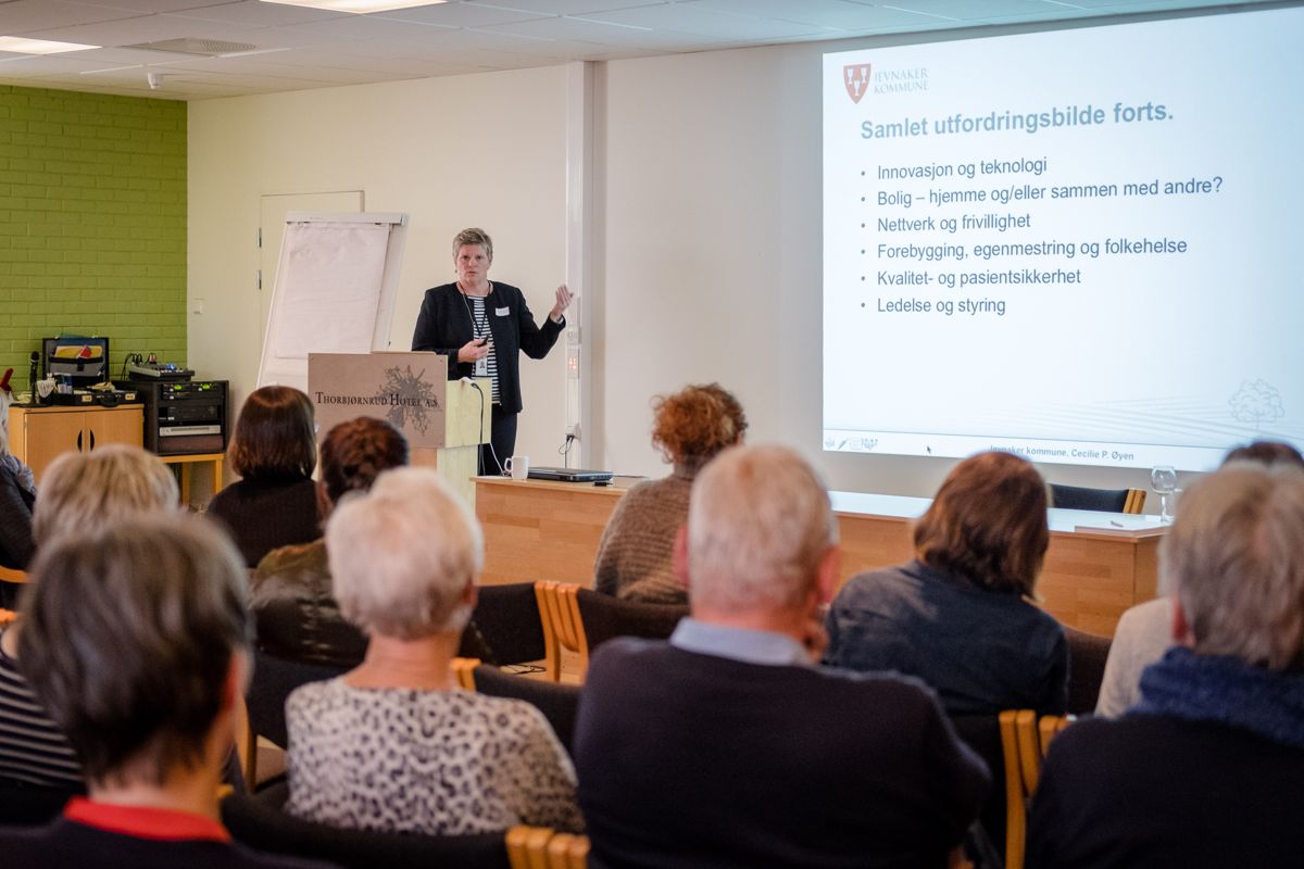 Mange kommuner prøver å nå unge og andre underrepresenterte grupper, også mellom valgene, men få får det ordentlig til, skriver Marte Slagsvold Winsvold. Bildet er fra et folkemøte i Jevnaker i 2017.