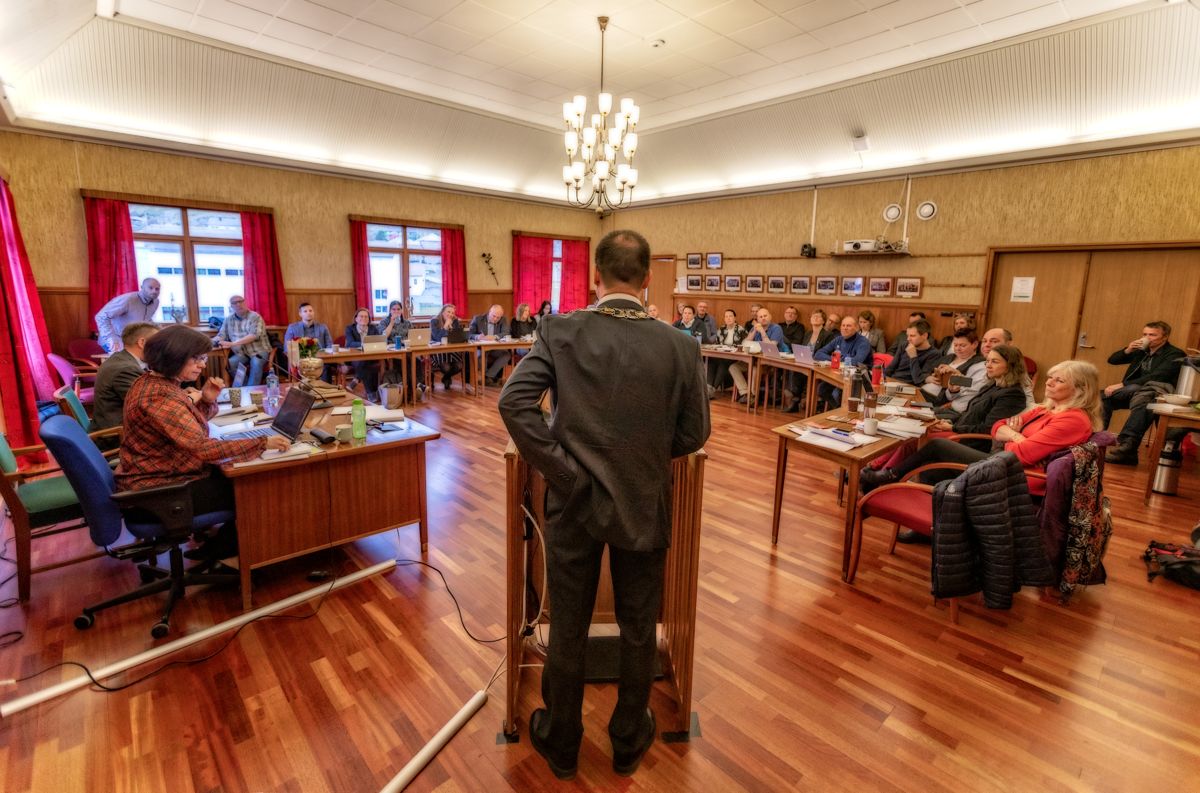 Siden det konstituerende møtet i kommunestyret i 2019 har Nordkapp både byttet kommunedirektør flere ganger og dessuten skiftet ordfører. Trudy Engen (i rødt, til høyre) tok i sommer over for Jan Olsen, som her sto på talerstolen.
