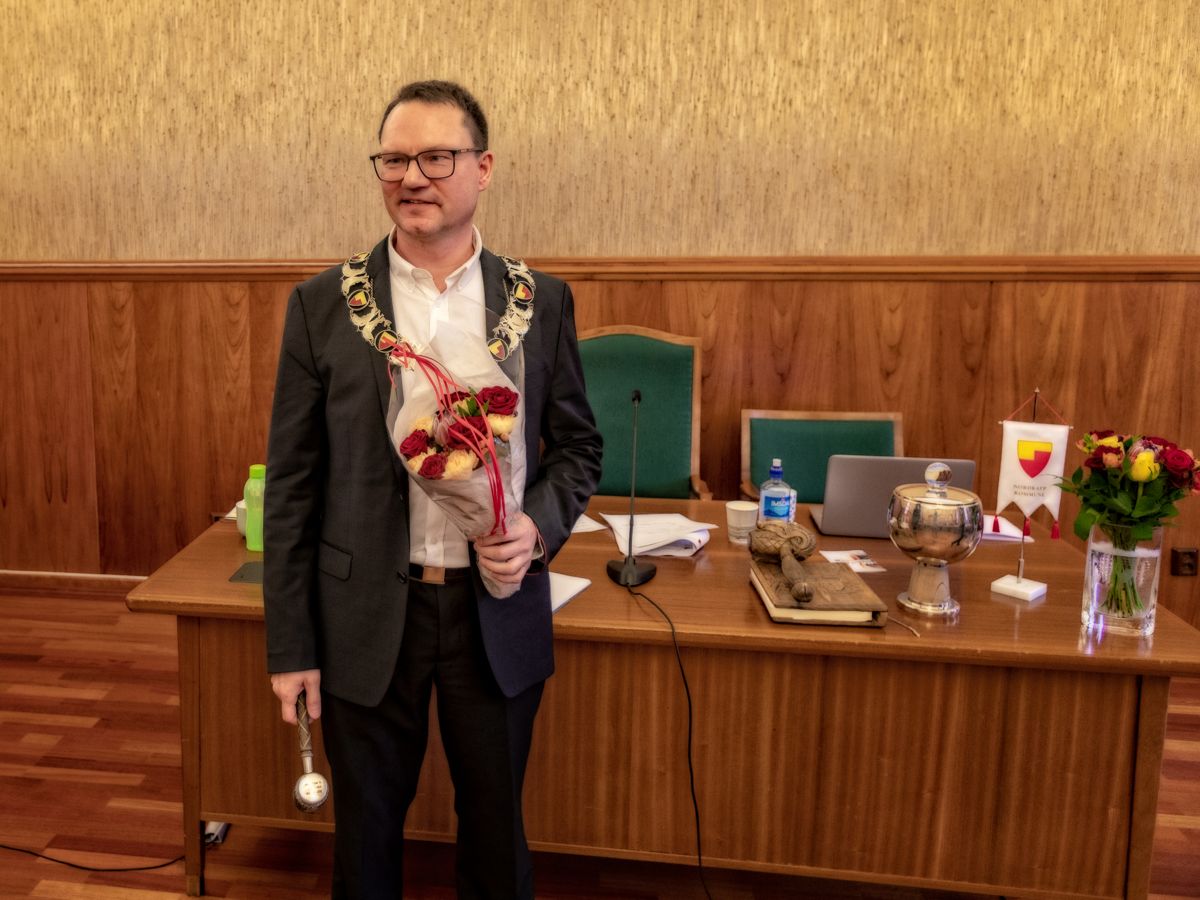 Ordfører Jan Olsen (SV) i Nordkapp mener at tidligere kommunedirektør Einar Hauge gikk i «vranglås» da han ble spurt om å slutte. Bildet er fra da Olsen tok over som ordfører i 2019.