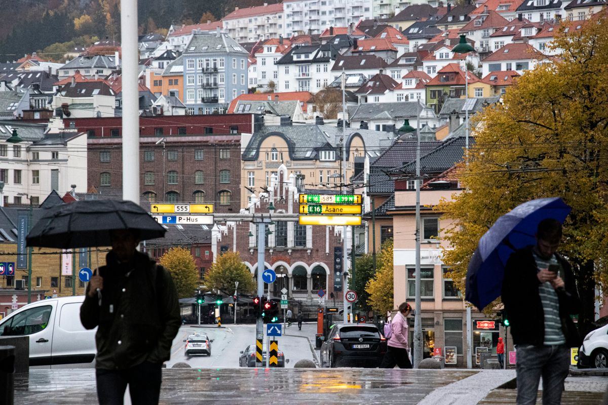 Bergen kommune har store kapasitetsutfordringer i smittesporingsarbeidet, og lange køer på teststasjonene.