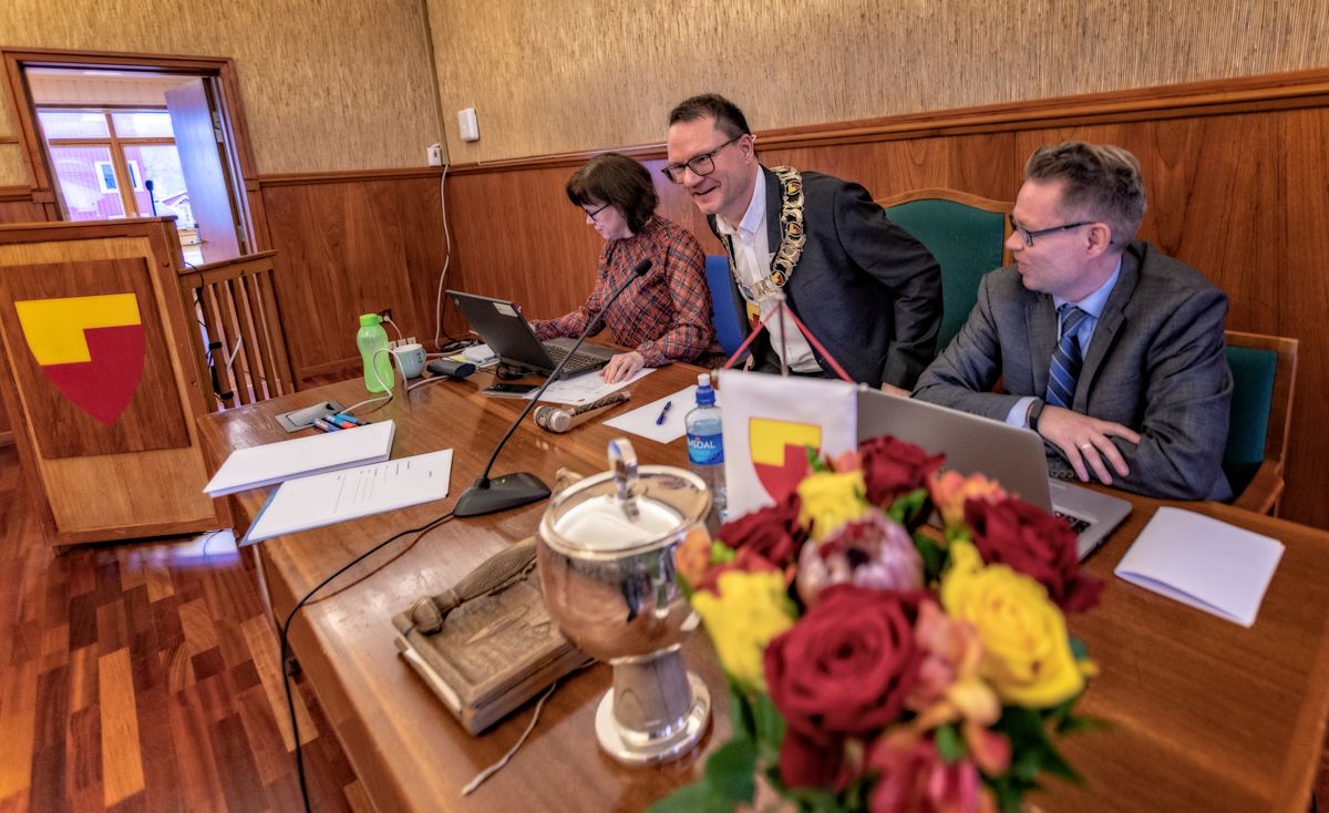 Ordfører Jan Olsen (SV) (i midten) i Nordkapp kommune og tidligere rådmann Raymond Robertsen er langt fra enige om rekkevidden av habilitetsvurderingen til justisdepartementet.