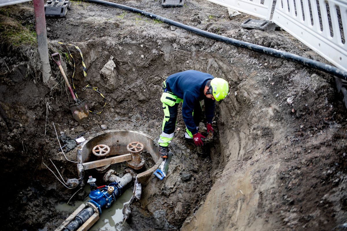 For å være en attraktiv arbeidsplass må man kunne tilby en god og sikker arbeidshverdag, skriver Maria Fjellman. Hun frykter at investeringsetterslep, gebyrhopp og manglende kompetanse vil bli en ond sirkel for mange kommuner.