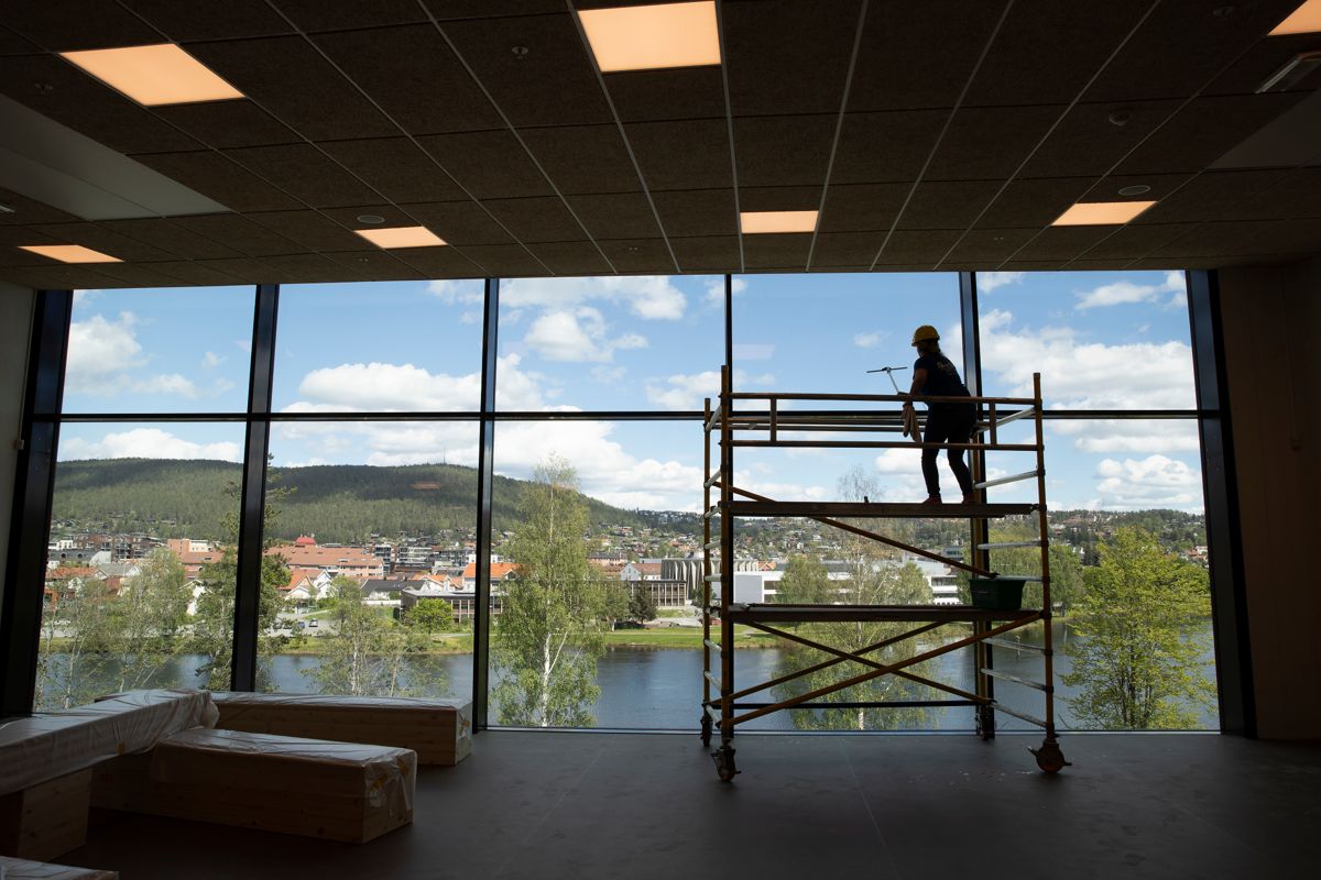 Kongsberg kommune har kuttet strømforbruket med 12 prosent siste år. Likevel er energiutgiftene nær doblet. Bildet er fra nye Vestsiden ungdomsskole, som bl.a. er utstyrt med energibesparende vinduer og solceller på taket.