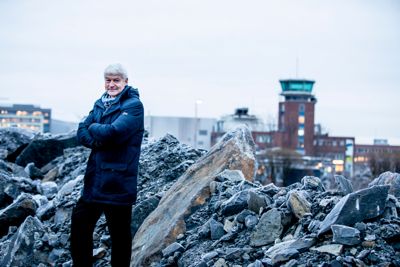 Prosjektdirektør Tore Gulli i Bærum kommune har søkt om 12 millioner kroner til «klimaklok håndtering av overskuddsmasser». Her står Gulli på et berg av løsmasser på Fornebu i Bærum.