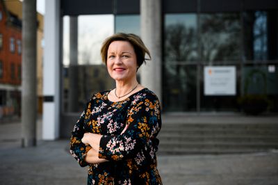 Kommunedirektør Nina Tangnæs Grønvold i Fredrikstad skal lede et nytt utvalg for kvinners arbeidshelse. Hun går av som kommunedirektør i mai.