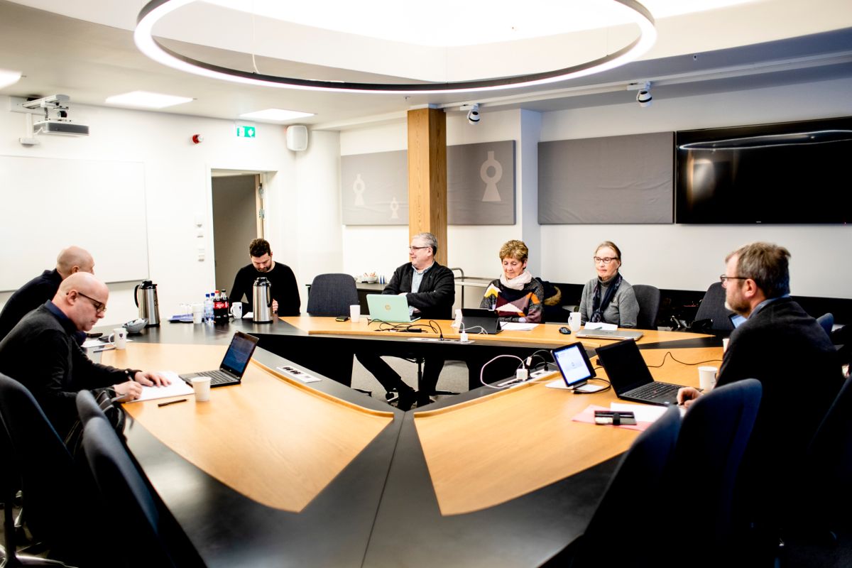 Det er uheldig at posisjonen, eller flertallspartiene, har flertallet i kontrollutvalgene, mener Kommunal Rapport, selv om det er tillatt med dagens lov. Bildet er fra et møte i kontrollutvalget i Ullensaker i 2019.