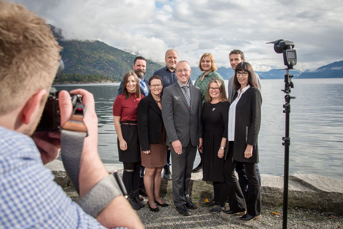 Smilene satt løst da ordfører Arnstein Menes (Sp) i Sogndal samlet formannskapet for første gang i oktober 2019. To år senere er blant annet Henny-Kristin Asperanden Navarsete (Ap) (fremste rekke t.v.) sterkt kritisk til ordførerens håndtering av ansettelse av ny kommunedirektør.