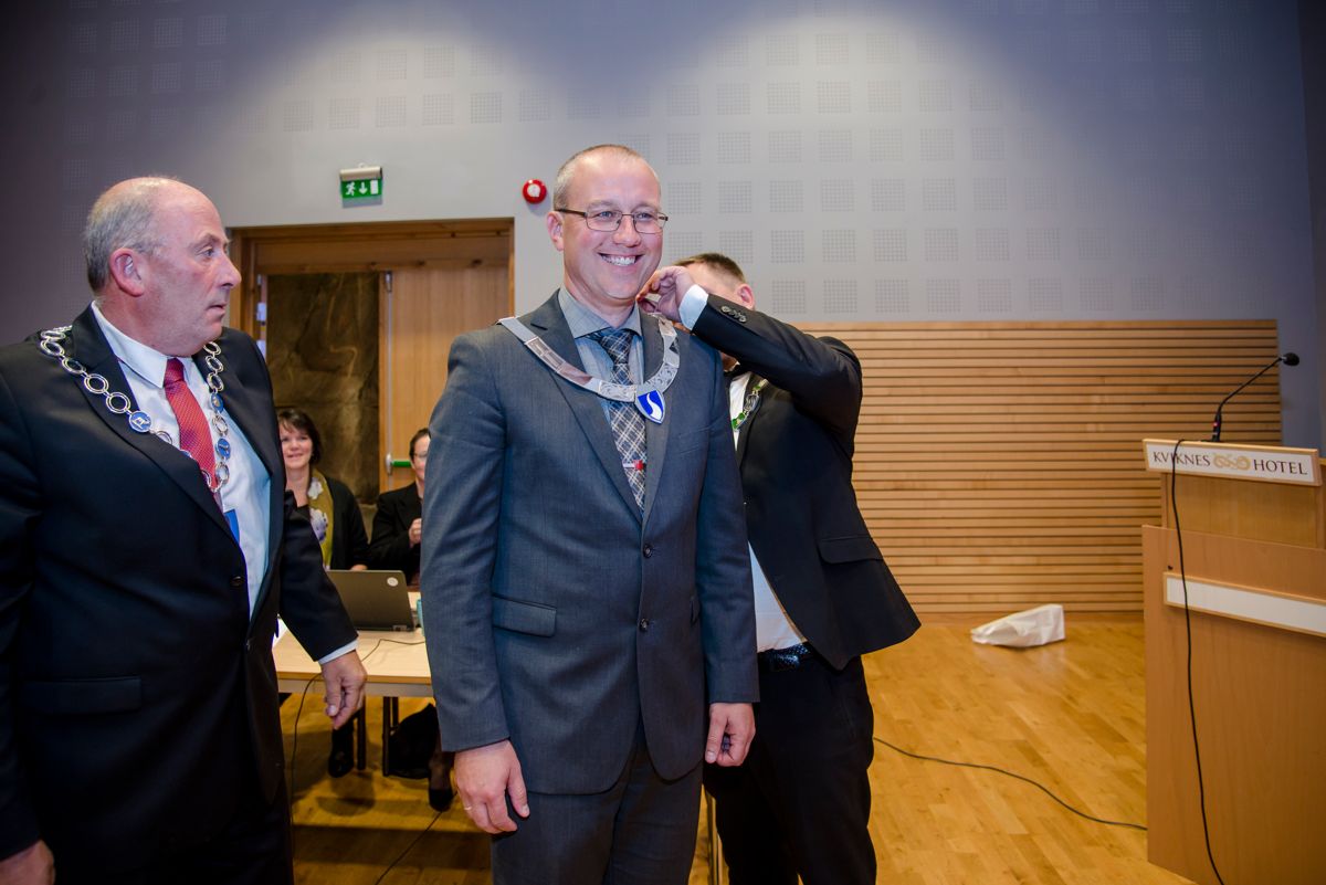 Her blir Arnfinn Menes (Sp) nye Sogndals første ordfører. Det var forslag om skriftlig avstemming på møtet. Etter konsultering med departementet og andre kilder, konkluderte rådmannen med at den nye kommuneloven gjaldt. Avstemningen skjedde derfor ved håndsopprekking.