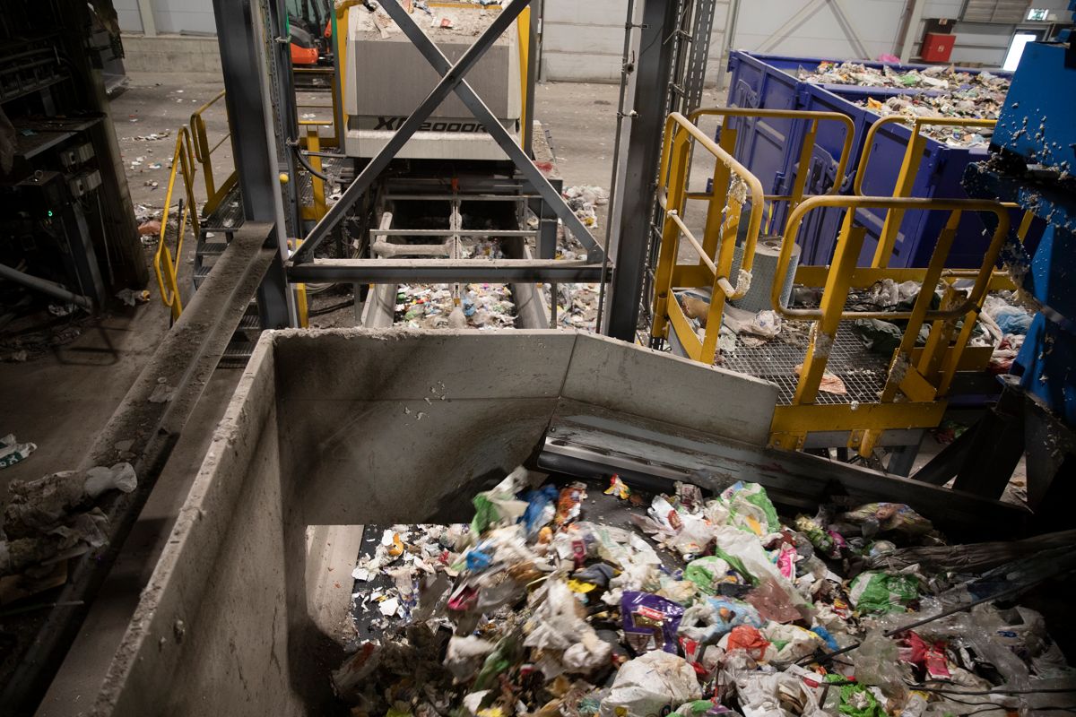 Ny forskrift stiller krav om kildesortering av plast, mat og hageavfall. For plast kan sorteringen skje maskinelt, hvis det gir minst like godt resultat. Bildet er fra ettersorteringsanlegget til avfallsselskapet IVAR IKS på Forus utenfor Stavanger.