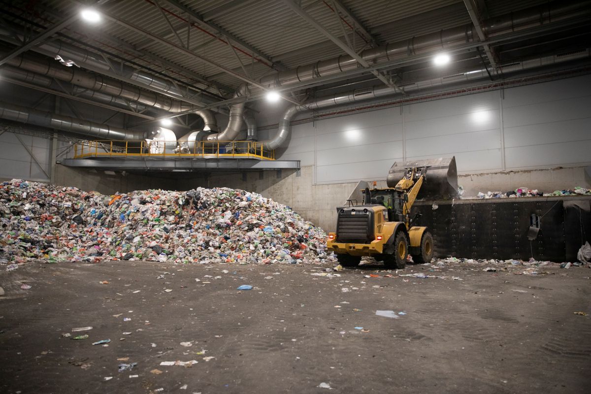 Norske innbyggere betaler for plastprodusentenes miljøsynder, mener debattanten. Bildet er fra IVAR ettersorteringsanlegg Forus.
