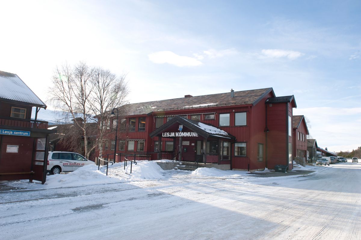 Varslerne i Lesja kommune er kritisk til at kommunen bruker advokatselskapet Thallaug. Varslerne har klaget advokatselskapet inn til Advokatforeningen.