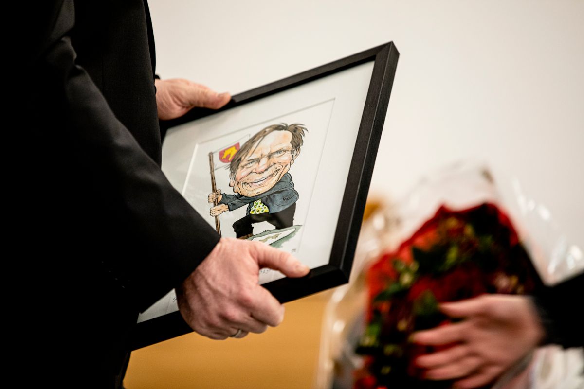 I fjor ble ordfører Alfred Bjørlo (V) i Stad kåret til Årets kommuneprofil og ble hedret med en karikaturtegning av seg selv.