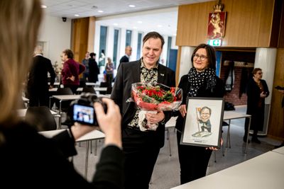 Ordfører Alfred Bjørlo (V) i Stad ble kåret til Årets kommuneprofil i fjor.  Sjefredaktør Britt Sofie Hestvik i Kommunal Rapport overrakte prisen, en karikaturtegning laget av Sven Tveit.