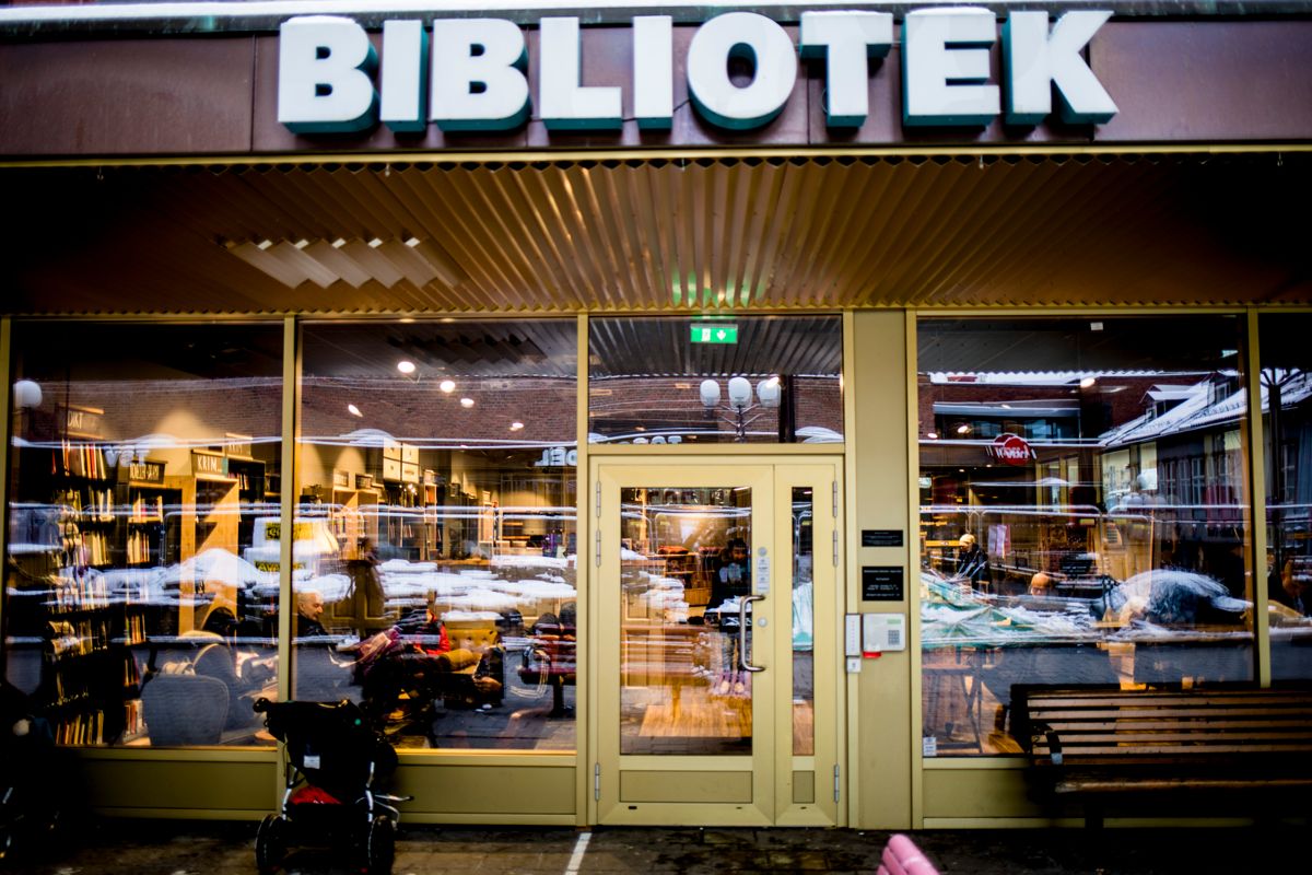 Deichmanske bibliotek på Tøyen i Oslo er vanligvis fullt av folk.    Nå er det bare e-bøker som kan lånes i hovedstaden.