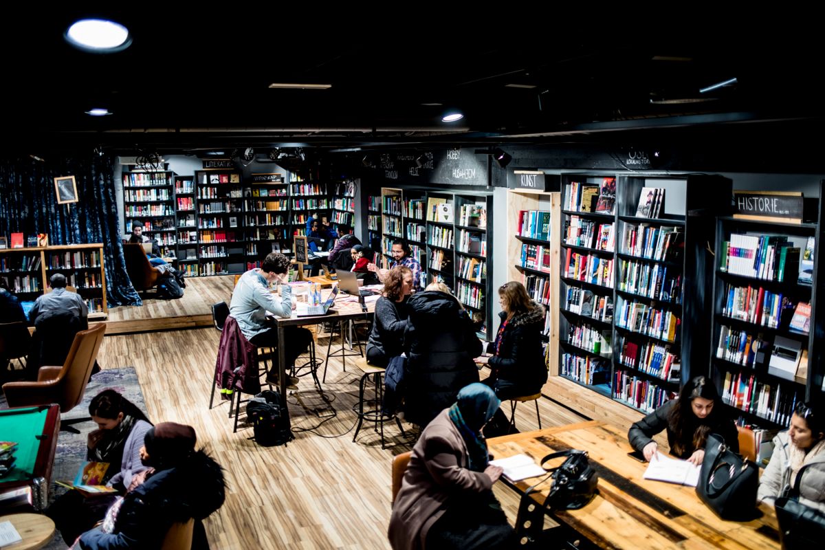 Ifølge Bibliotekarforbundet har det blitt flere flere vakter på kveld, helg og helligdager etter at Oslo kommune ba om utvidede åpningstider i det nye hovedbiblioteket.