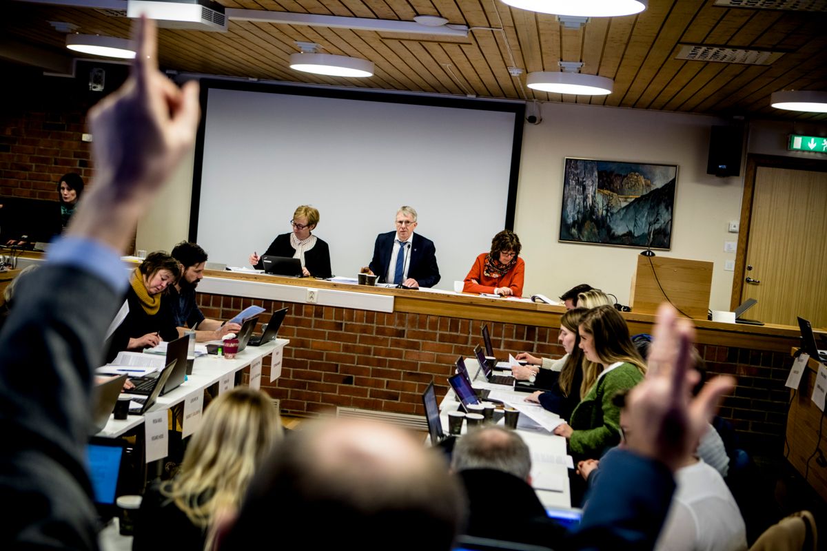 Vigdis Bolås (foran til venstre) var først rådmann i Rissa, så Leksvik, før hun ble kommunedirektør for nye Indre Fosen fra 2018. Nå forlater hun Indre Fosen til fordel for Røst. Her fra et kommunestyremøte i Indre Fosen i 2018.