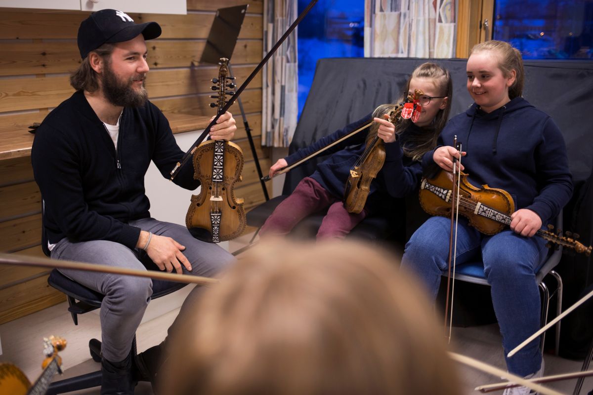 Lars-Ingar Meyer Fjeld lærer barn å spille hardingfele ved kulturskolen i Bø. Men også kulturskolen har hatt digital undervisning under pandemien.