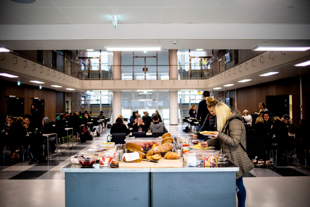Her fra
Årstad videregående i Bergen, der skolen serverer frokost til elevene.
