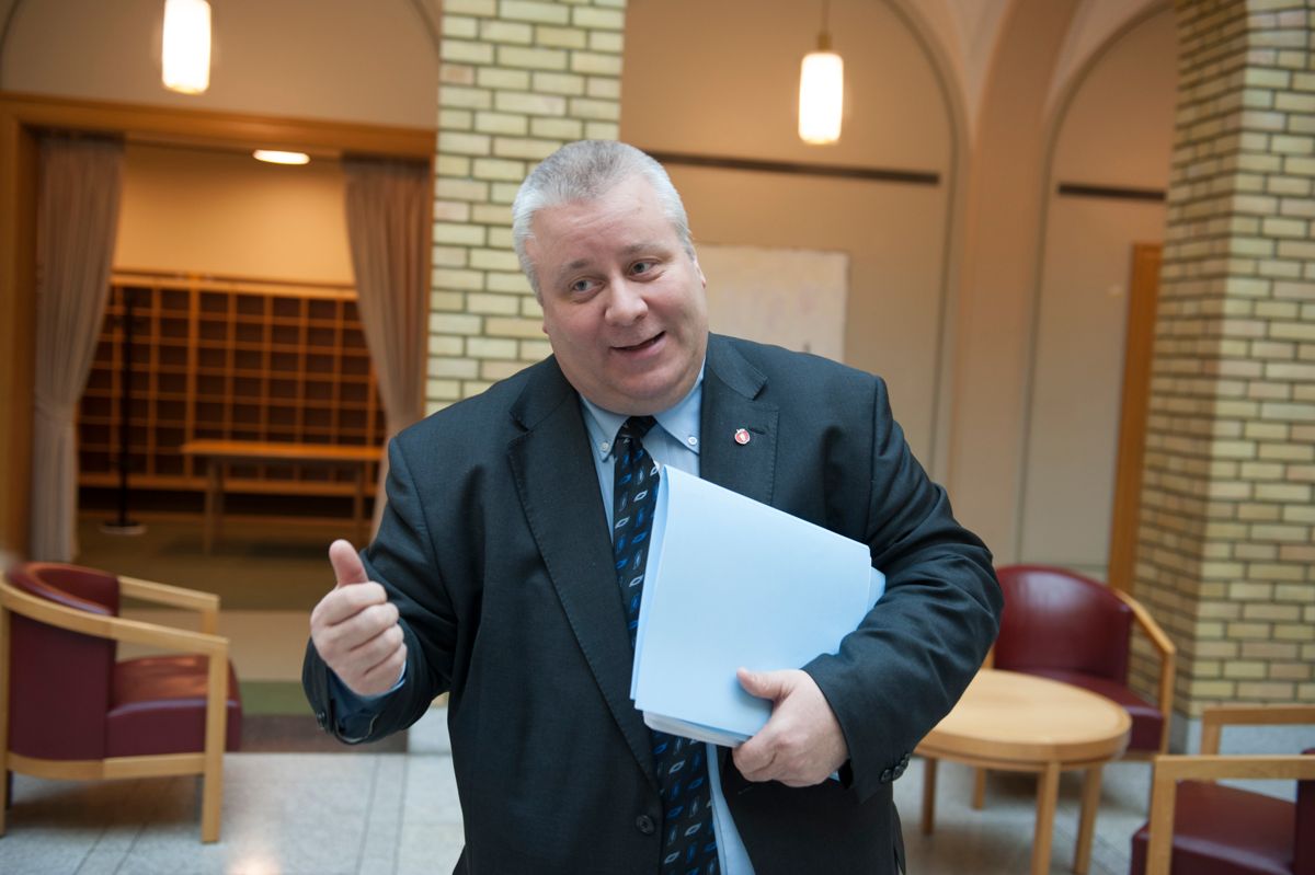 Bård Hoksrud Frp) reagerer på at regjeringen ikke kom med løfte om å øke antall stillinger for lege i spesialisering da revidert statsbudsjett ble lagt fram.