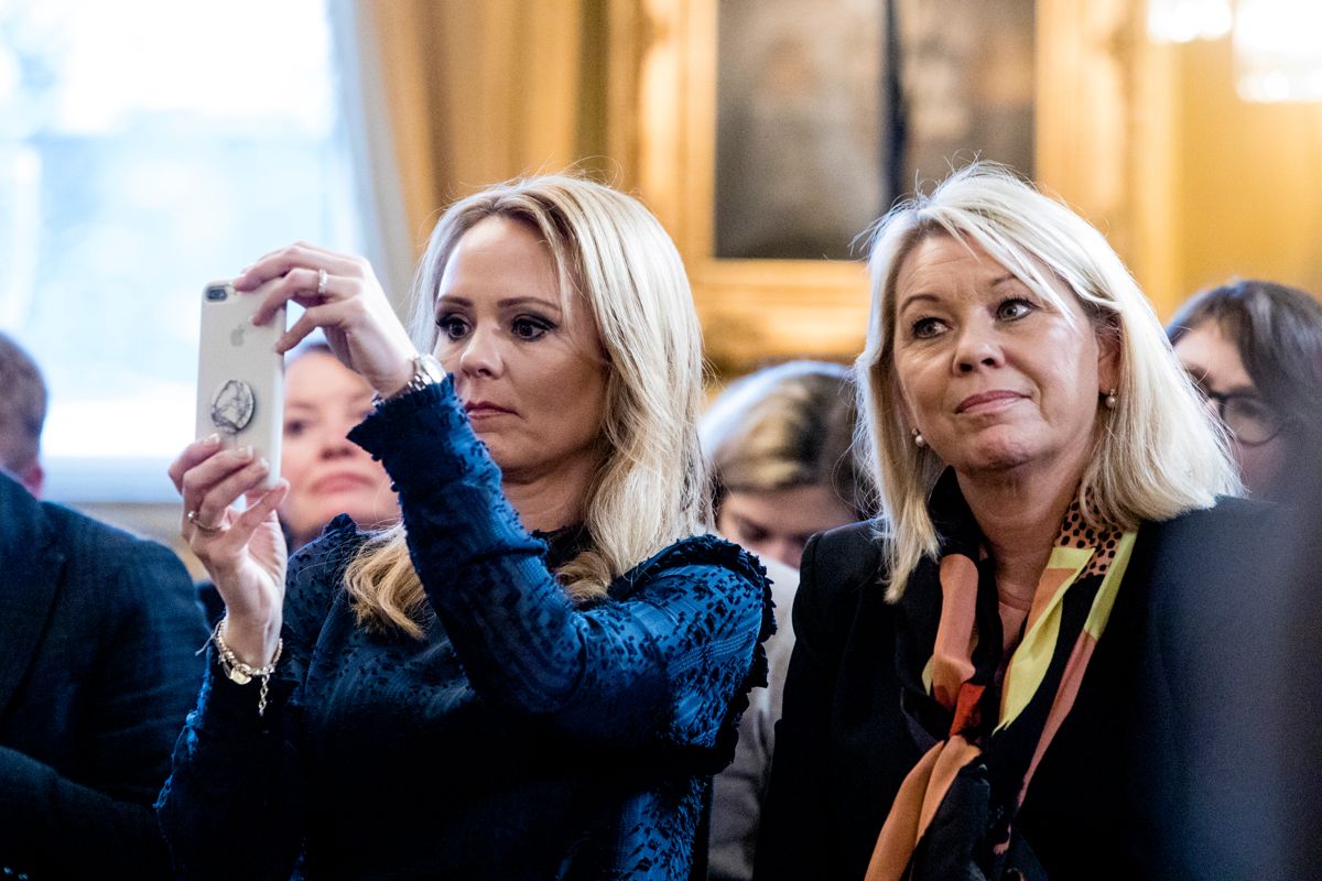 Distrikts- og digitaliseringsminister Linda Hofstad Helleland (t.v.) legger til grunn at kontakten mellom kommunene og departementet foregår på en respektfull måte.