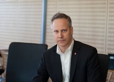 Samferdselsminister Jon-Ivar Nygård (Ap) mener det er viktig at det offentlige går foran.