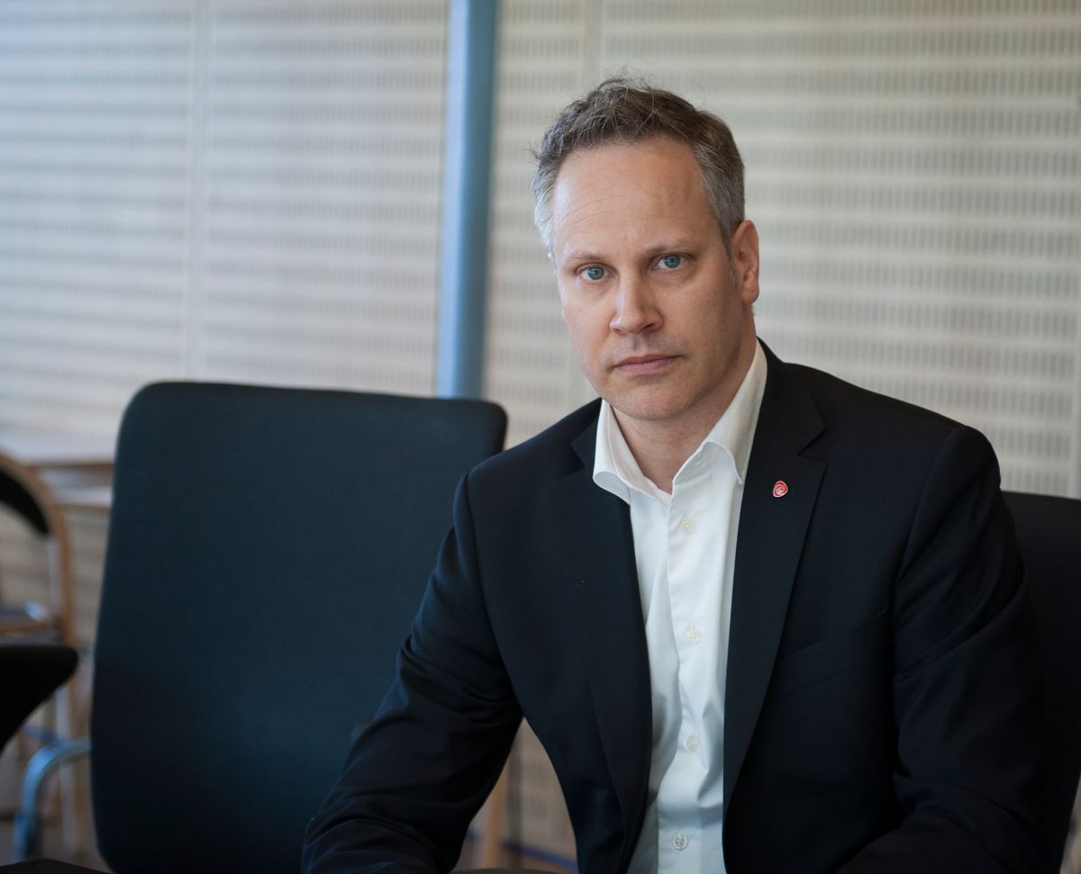 Ordfører Jon-Ivar Nygård (Ap) i Fredrikstad legger fram sakene for bystyret, ikke kommunedirektøren. Han er fornøyd med ordningen, men det er ikke opposisjonen.