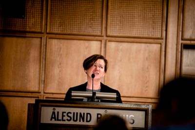 Ordfører Eva Aurdal Vinje (Ap) i Ålesund er ikke glad for at regjeringen stopper ny tilskuddsordning til klimavennlig transport i mindre byer.