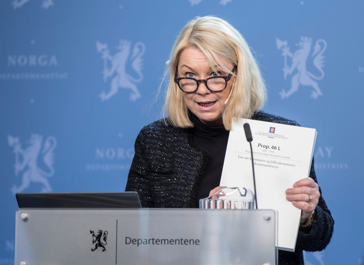 Kommuneloven er krystallklar på hvem som bestemmer til slutt, skriver Jan Inge Krossli. Her kommunalminister Monica Mæland (H) da hun la fram forslag til den nye loven i 2018.