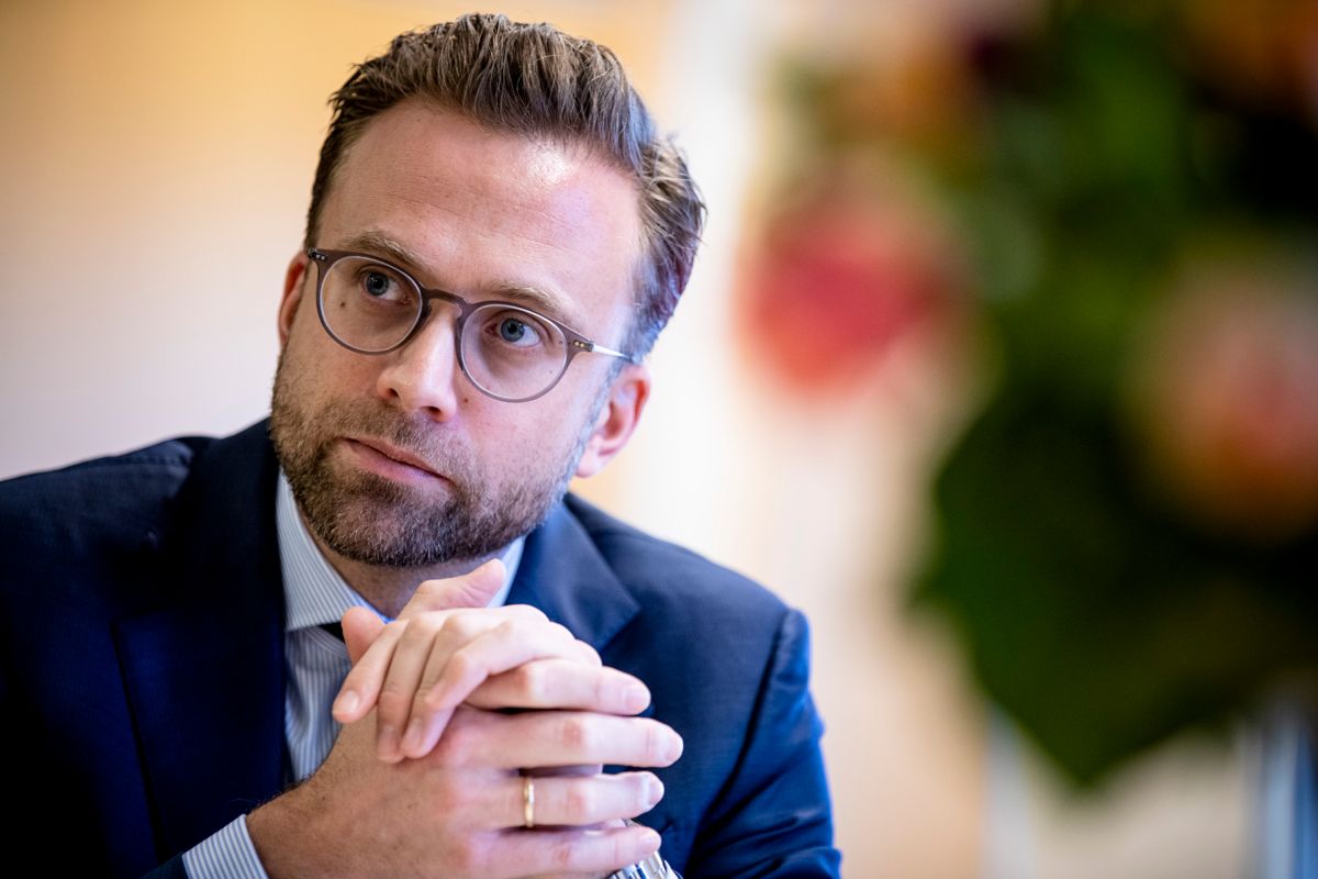 – Det er ikke et spørsmål om å belønne enkeltkommuner, men det er et av flere tiltak for å holde samfunns-hjulene i gang, sier Nikolai Astrup, Kommunal- og modernisering-minister.    Foto: Magnus Knutsen Bjørke