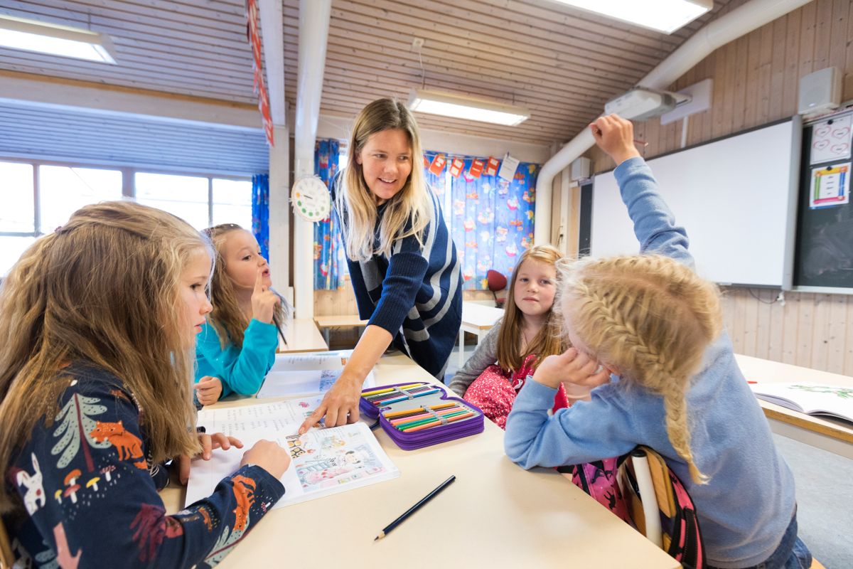 Flere norske kommuner ligger nå foran statlige myndigheter og stenger skoler og barnehager for å begrense smittespredning, påpeker Jan Inge Krossli.