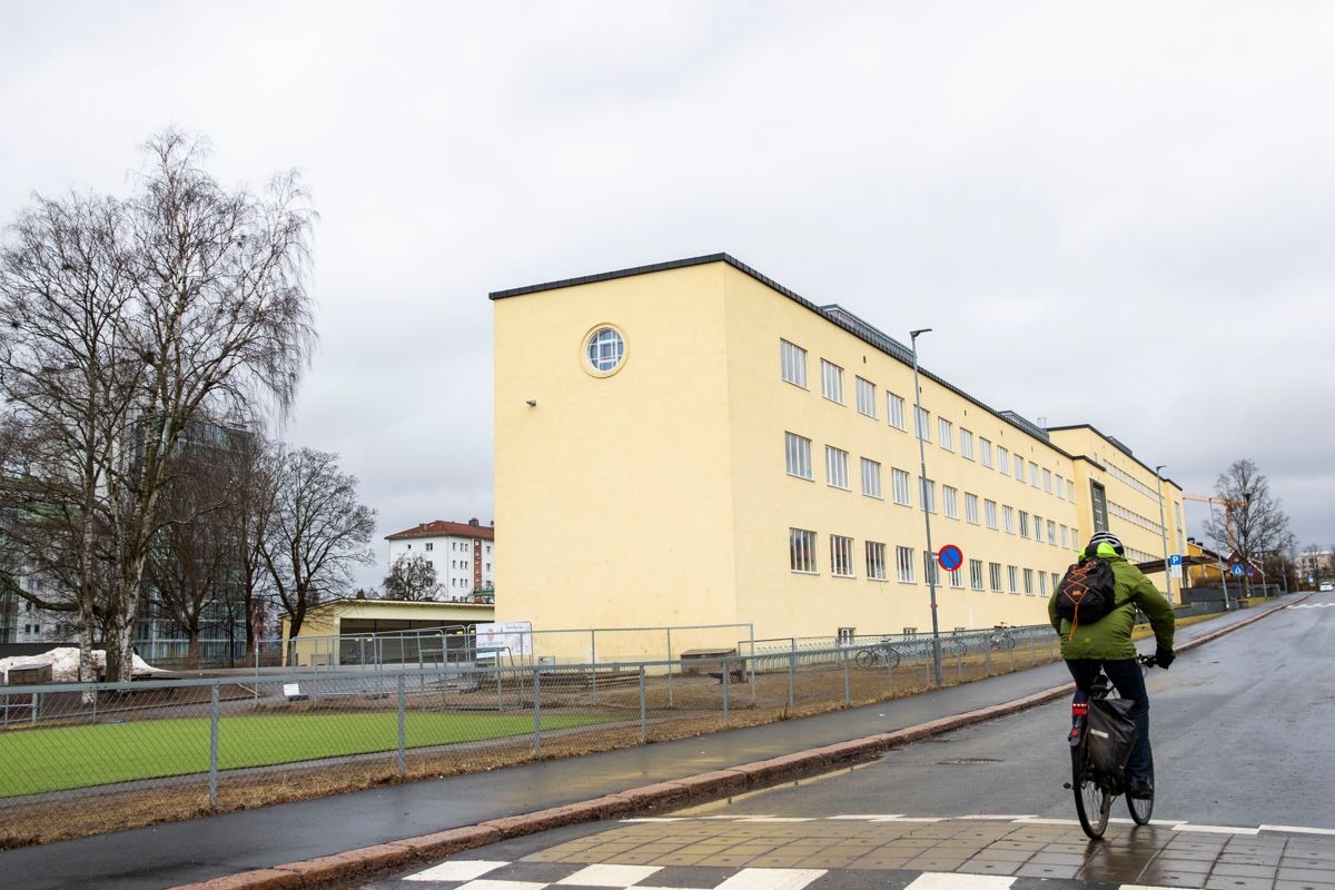 Skoler over hele landet stenges. I Oslo stenger Sinsen skole og alle andre skoler og barnehager mandag.